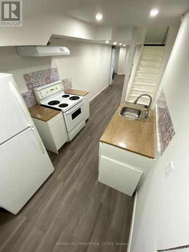 5509 Meadowcrest Avenue, Mississauga, ON - Indoor Photo Showing Kitchen