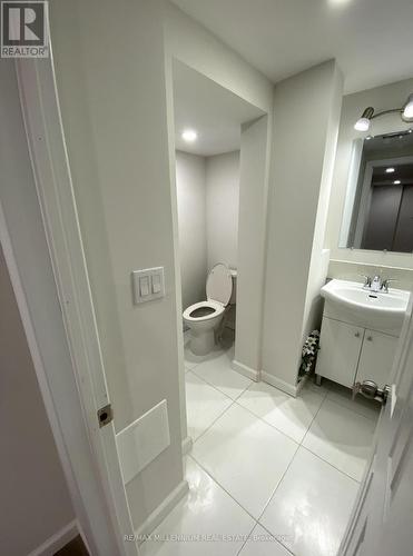 5509 Meadowcrest Avenue, Mississauga, ON - Indoor Photo Showing Bathroom