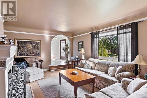 2337 Rossini, Windsor, ON - Indoor Photo Showing Living Room