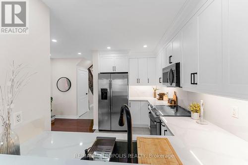 20 Christephen Crescent, Richmond Hill, ON - Indoor Photo Showing Kitchen