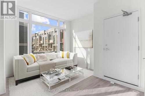 1214 - 8 David Eyer Road, Richmond Hill, ON - Indoor Photo Showing Living Room