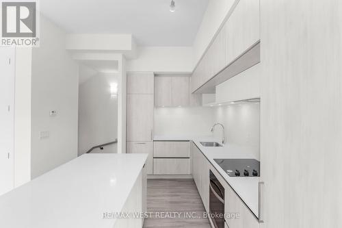 1214 - 8 David Eyer Road, Richmond Hill, ON - Indoor Photo Showing Kitchen With Upgraded Kitchen