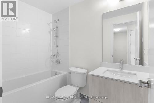 1214 - 8 David Eyer Road, Richmond Hill, ON - Indoor Photo Showing Bathroom