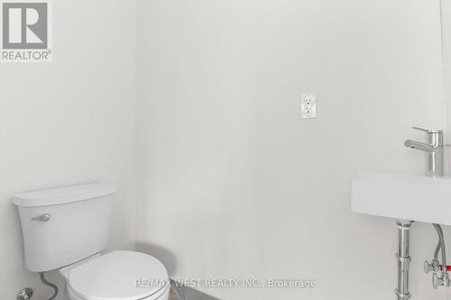 1214 - 8 David Eyer Road, Richmond Hill, ON - Indoor Photo Showing Bathroom