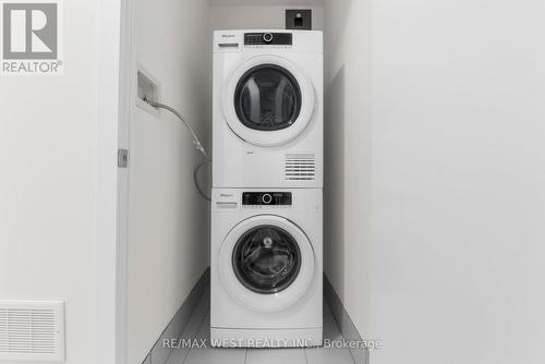 1214 - 8 David Eyer Road, Richmond Hill, ON - Indoor Photo Showing Laundry Room