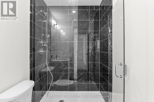 1214 - 8 David Eyer Road, Richmond Hill, ON - Indoor Photo Showing Bathroom