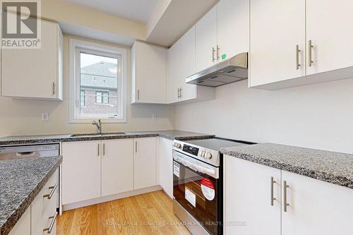 1434 National Cmn, Burlington, ON - Indoor Photo Showing Kitchen With Upgraded Kitchen