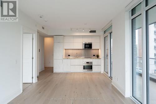 305 - 21 Park Street E, Mississauga, ON - Indoor Photo Showing Kitchen