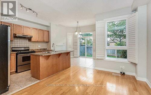 3330 Fountain Park Avenue, Mississauga, ON - Indoor Photo Showing Kitchen