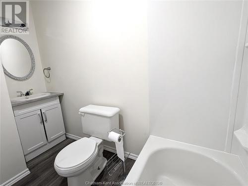 152-154, 158, 162 Colborne Street, Chatham, ON - Indoor Photo Showing Bathroom