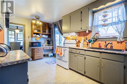 540 Elizabeth Street, Wallaceburg, ON - Indoor Photo Showing Kitchen With Double Sink