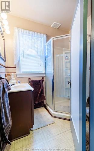 540 Elizabeth Street, Wallaceburg, ON - Indoor Photo Showing Bathroom