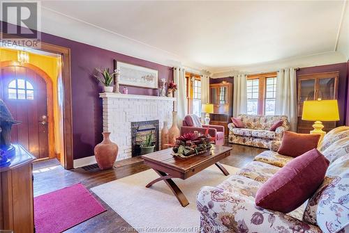 540 Elizabeth Street, Wallaceburg, ON - Indoor Photo Showing Living Room With Fireplace