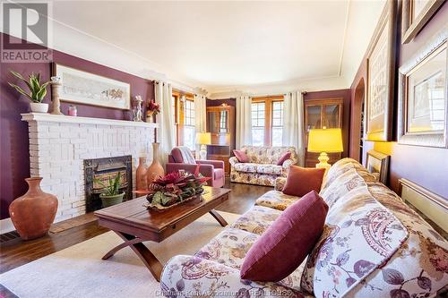 540 Elizabeth Street, Wallaceburg, ON - Indoor Photo Showing Living Room With Fireplace