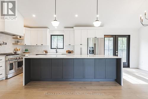 3111 Cemetery Road, Hamilton, ON - Indoor Photo Showing Kitchen With Upgraded Kitchen