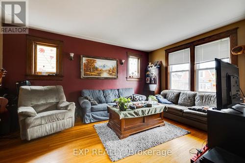 16 Dunbar Road N, Waterloo, ON - Indoor Photo Showing Living Room