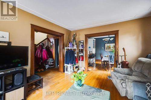 16 Dunbar Road N, Waterloo, ON - Indoor Photo Showing Living Room