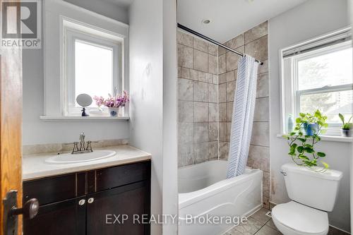 16 Dunbar Road N, Waterloo, ON - Indoor Photo Showing Bathroom