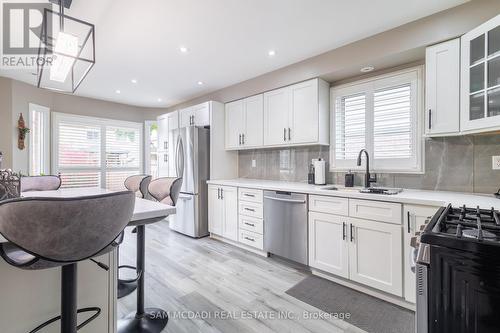 3183 Valcourt Crescent, Mississauga, ON - Indoor Photo Showing Kitchen With Upgraded Kitchen