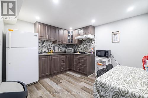 3183 Valcourt Crescent, Mississauga, ON - Indoor Photo Showing Kitchen