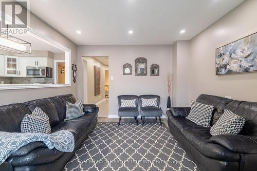 3183 Valcourt Crescent, Mississauga, ON - Indoor Photo Showing Living Room