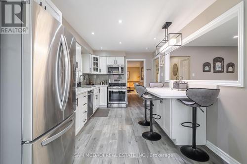 3183 Valcourt Crescent, Mississauga, ON - Indoor Photo Showing Kitchen With Upgraded Kitchen