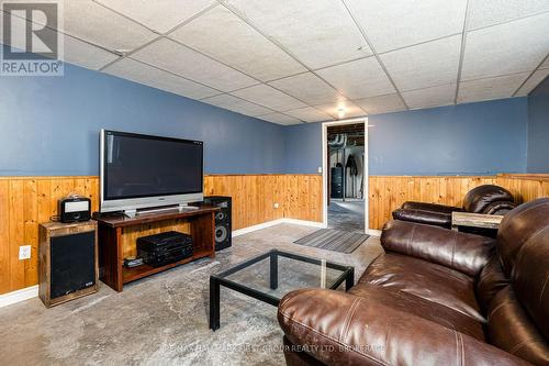 819 County Rd 9 Road, Greater Napanee, ON - Indoor Photo Showing Living Room