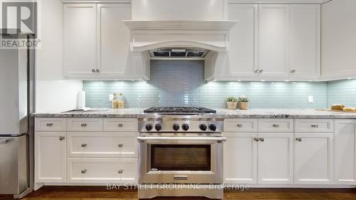 208 John Frederick Drive, Hamilton, ON - Indoor Photo Showing Kitchen With Upgraded Kitchen