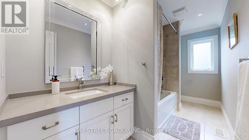 208 John Frederick Drive, Hamilton, ON - Indoor Photo Showing Bathroom