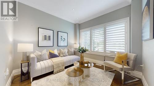 208 John Frederick Drive, Hamilton, ON - Indoor Photo Showing Living Room