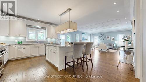 208 John Frederick Drive, Hamilton, ON - Indoor Photo Showing Kitchen With Upgraded Kitchen