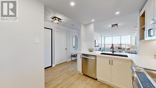 1203 - 11 Townsgate Drive, Vaughan, ON - Indoor Photo Showing Kitchen