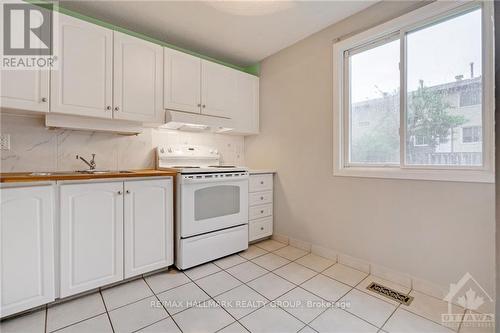 12F Larkshire Lane, Ottawa, ON - Indoor Photo Showing Kitchen