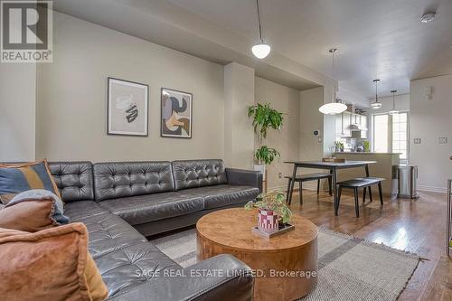 2543A Dundas Street W, Toronto, ON - Indoor Photo Showing Living Room