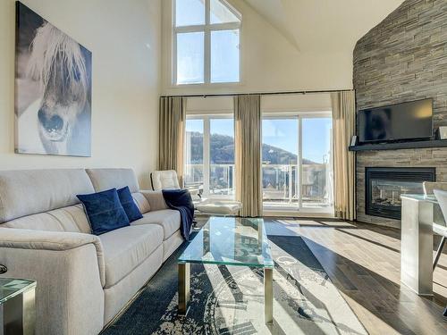 Vue d'ensemble - 303-195 Rue De Bagot, Bromont, QC - Indoor Photo Showing Living Room With Fireplace