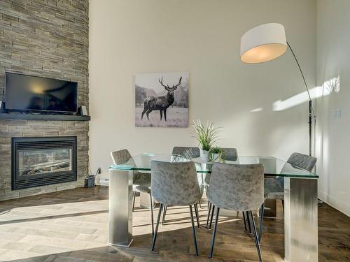 Salle Ã  manger - 303-195 Rue De Bagot, Bromont, QC - Indoor Photo Showing Dining Room With Fireplace