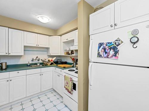 232 Richmond Ave, Victoria, BC - Indoor Photo Showing Kitchen