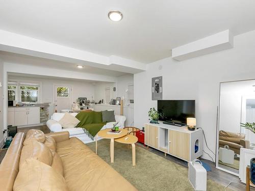 232 Richmond Ave, Victoria, BC - Indoor Photo Showing Living Room