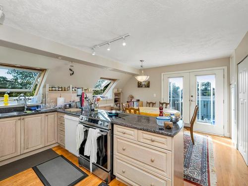 232 Richmond Ave, Victoria, BC - Indoor Photo Showing Kitchen With Double Sink