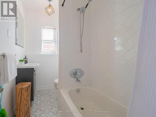 414 Jones Avenue, Toronto, ON - Indoor Photo Showing Bathroom