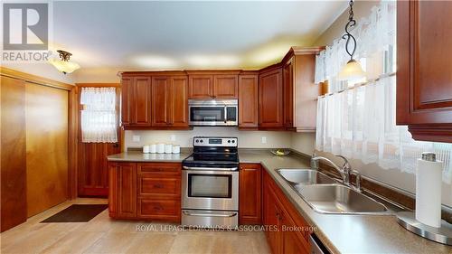 125 Griffith Wagner Road, North Algona Wilberforce, ON - Indoor Photo Showing Kitchen With Double Sink