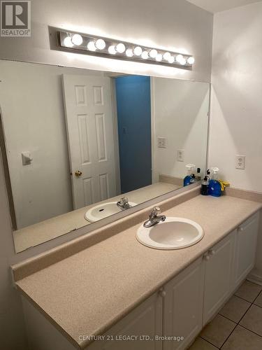 Upper - 92 Four Seasons Circle, Brampton, ON - Indoor Photo Showing Bathroom