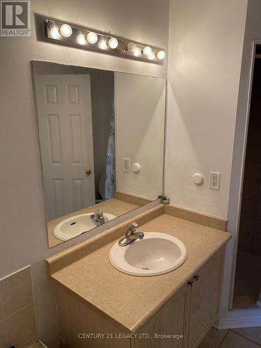 Upper - 92 Four Seasons Circle, Brampton, ON - Indoor Photo Showing Bathroom