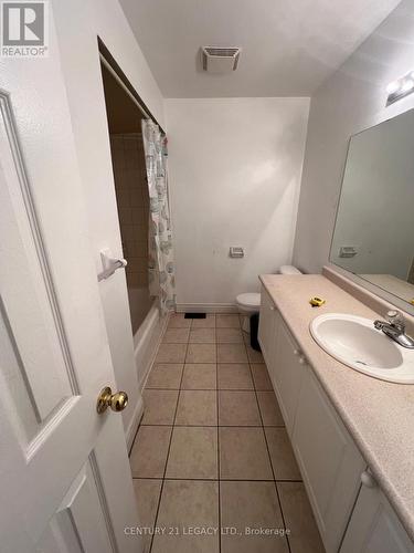 Upper - 92 Four Seasons Circle, Brampton, ON - Indoor Photo Showing Bathroom