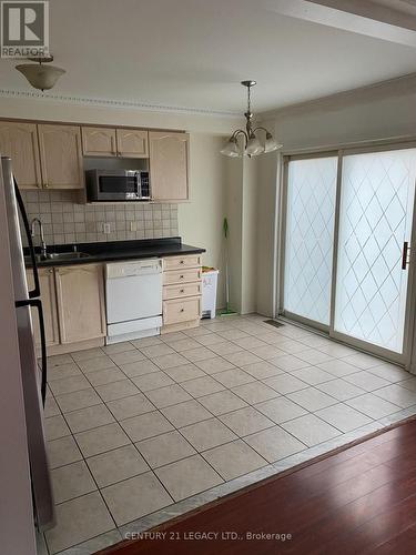 Upper - 92 Four Seasons Circle, Brampton, ON - Indoor Photo Showing Kitchen