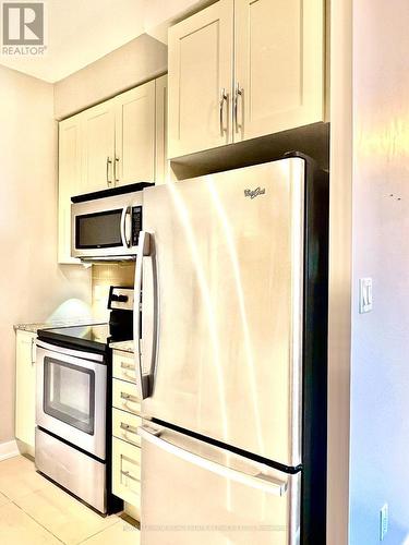 1005 - 4070 Confederation Parkway, Mississauga, ON - Indoor Photo Showing Kitchen