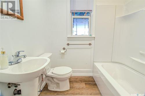 620 5Th Avenue N, Saskatoon, SK - Indoor Photo Showing Bathroom