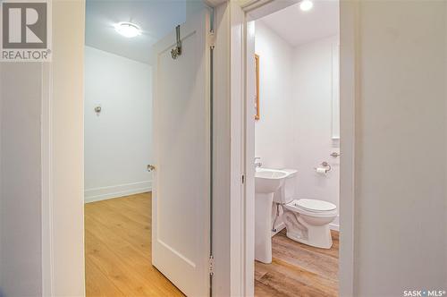 620 5Th Avenue N, Saskatoon, SK - Indoor Photo Showing Bathroom