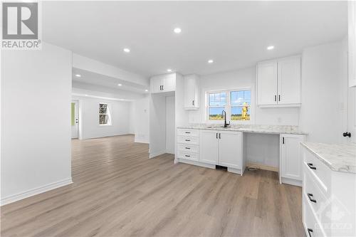 5084 Canon Smith Drive, Fitzroy Harbour, ON - Indoor Photo Showing Kitchen