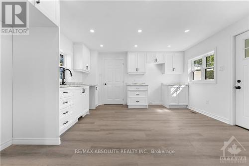 5084 Canon Smith Drive, Ottawa, ON - Indoor Photo Showing Kitchen